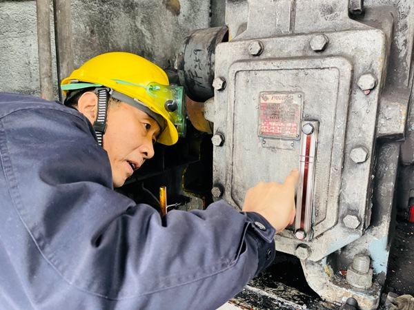 車間技術組長在最后試機前進行減速機油位確認[1].JPG