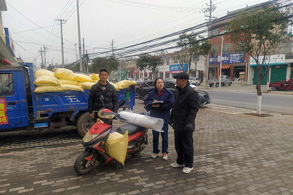 2月10日，尿素銷售人員在武功縣貞元鎮(zhèn)農(nóng)資店門口與農(nóng)戶交流。(副圖）.jpg