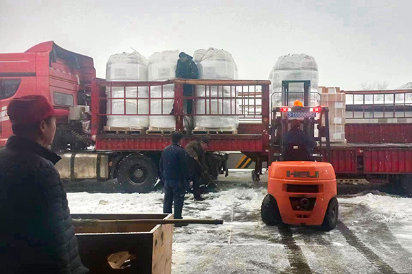 2月12日，物資采供部彬州分部在大雪中卸車，保障物資供應(yīng)(副圖）.jpg