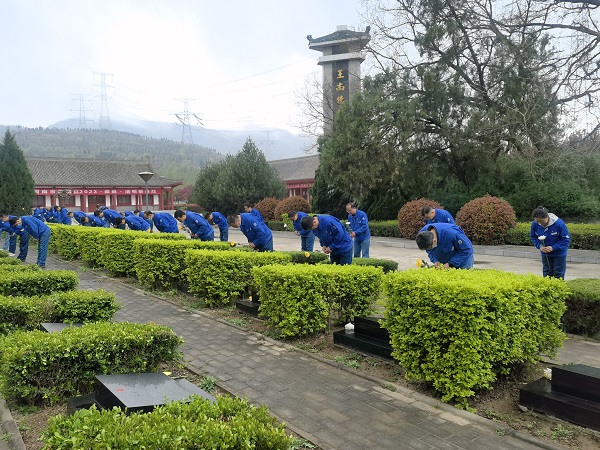 4月3日，全體黨員在烈士園碑區(qū)祭掃陵園、默哀深思.jpg