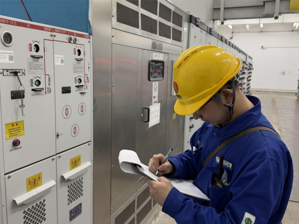 4月27日電氣運行班成員王嘉成在307B輸煤變電所對變壓器溫度和SF6斷路器壓力值進(jìn)行監(jiān)測(1).png