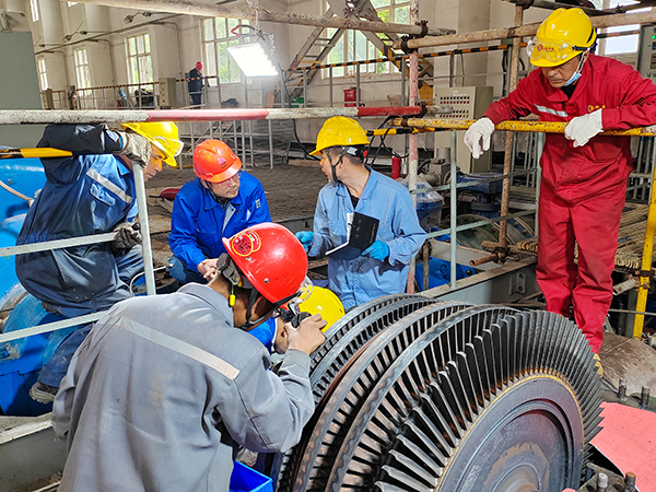 5月10日宋國慶在三期循環(huán)水檢修現(xiàn)場進(jìn)行技術(shù)指導(dǎo).jpg