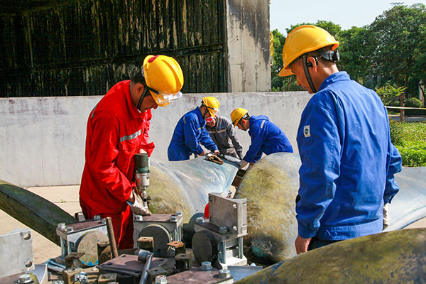 5月13日，李曉峰作業(yè)組檢修風(fēng)機(jī)葉片   600.jpg