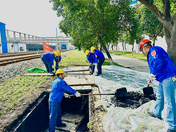 10月10日下午，黨員突擊隊清理沉淀池.JPG