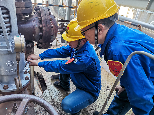 10月20日上午，徐濤和張跟潮在3號(hào)爐定排罐處檢查安全閥安裝質(zhì)量.jpg