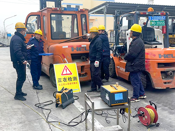 2月19日，運(yùn)銷分部，曹侃、伍思盈等人員，在北物流門現(xiàn)場(chǎng)檢測(cè)。運(yùn)銷分部 曹侃攝（2）.jpg