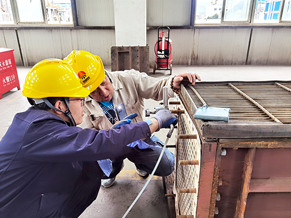 機組崗位技術員張崇高正在指導崗位人員進行換熱器查漏2   600.jpg