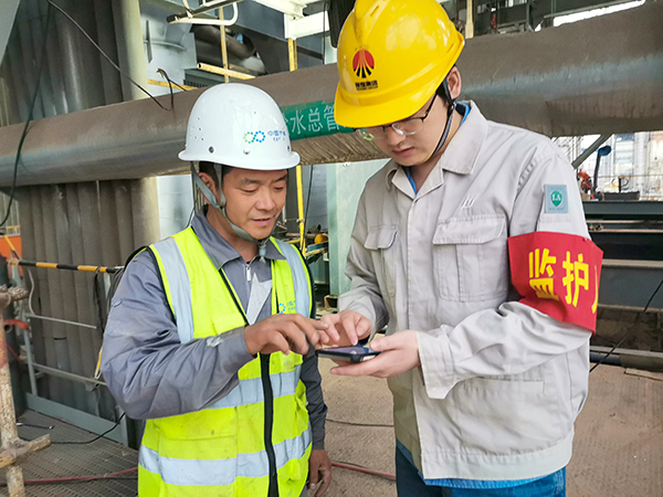 5月2日孫陽在脫銷提標改造現(xiàn)場檢查施工人員電子作業(yè)票證.jpg