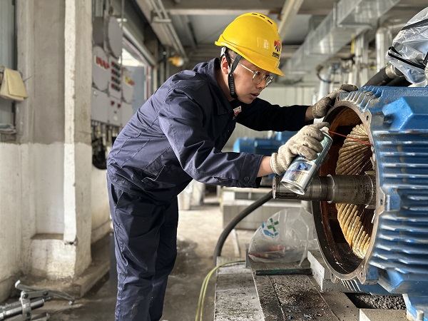 5月7日，檢修人員趙佳偉處理電機(jī)內(nèi)銹跡.jpg