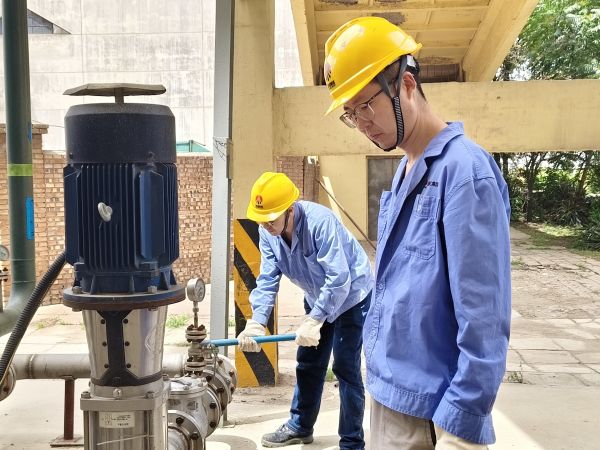 5月11日，尿素車間設(shè)備技術(shù)員馬強檢查冷卻水泵運行情況 (1).jpg