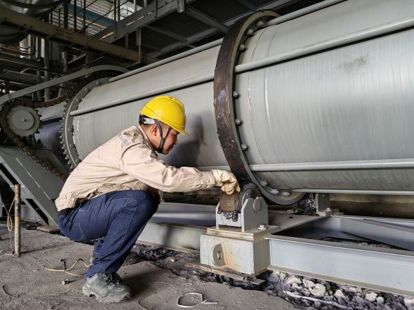 2024年5月20日，動力車間4號鍋爐冷渣器更換后運行人員正在對冷渣器做潤滑.jpg