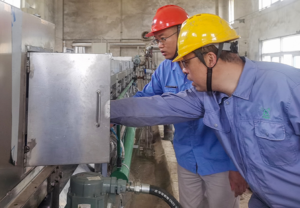 5月23日，各部門協(xié)作搶修造粒機(jī).jpg