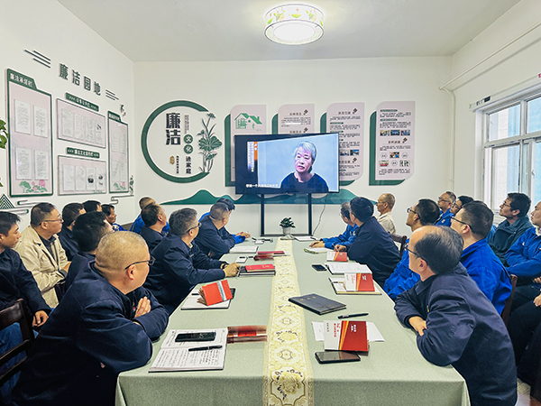 10月21日下午，物料車間黨支部開展了以“敲響廉潔警鐘、繃緊安全之弦、筑牢廉潔安全‘雙防線’”為主題的警示教育活動(dòng)，--圖為觀看廉潔警示教育專題片.jpg