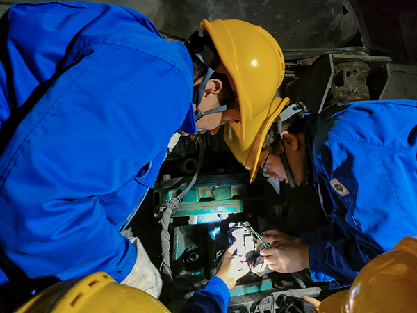 10月30日晚22時(shí)，工藝配合電氣人員拆卸故障電機(jī)。.jpg