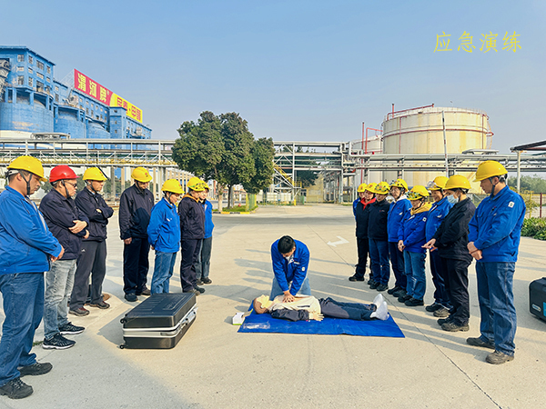 11月8日下午，應(yīng)急救援隊(duì)張伯倫為職工進(jìn)行心肺復(fù)蘇操作技能培訓(xùn).jpg